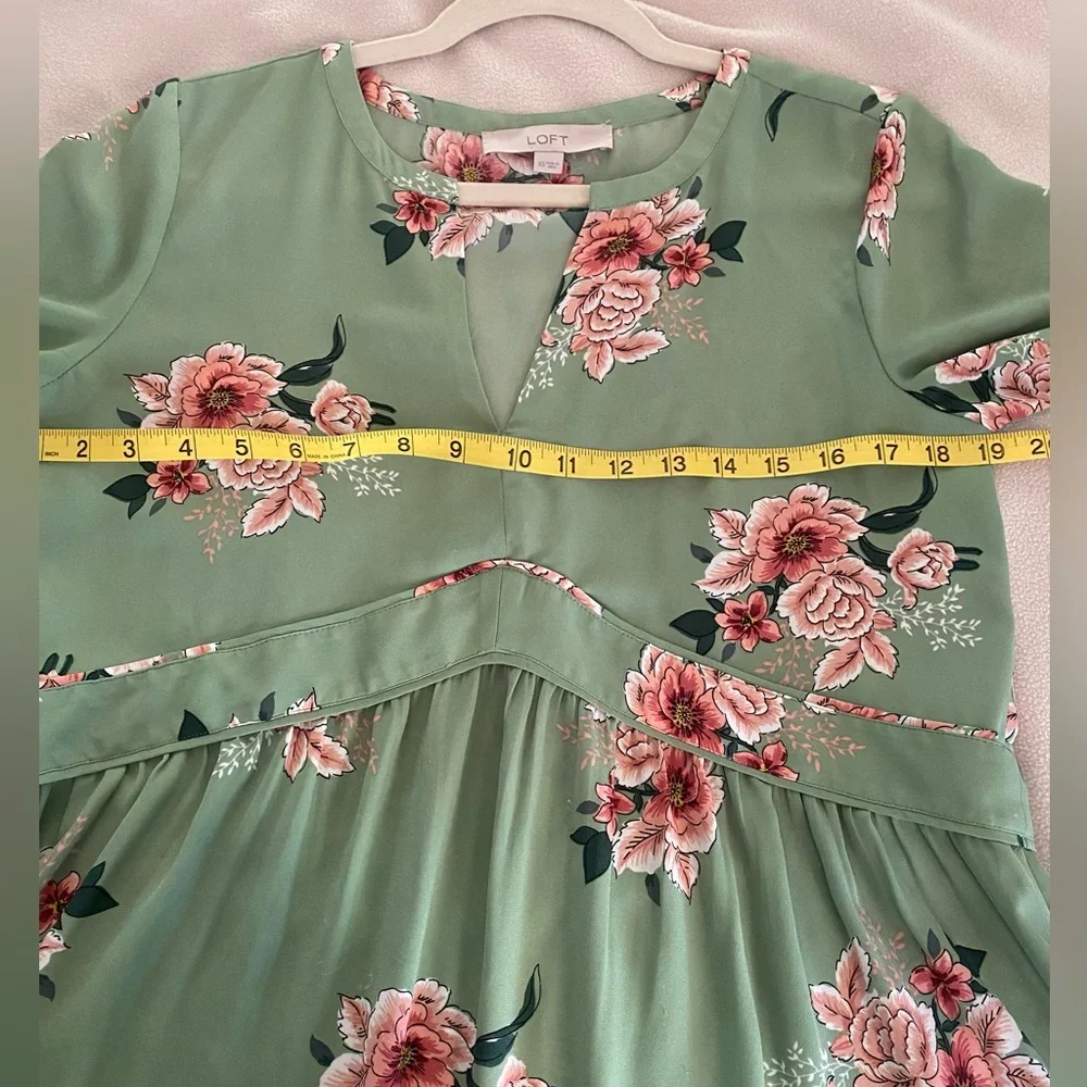 LOFT Sage Green Floral V-Neck Blouse XS - Picture 7 of 9